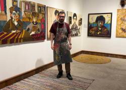 Andrés Rodríguez combina pintura, textiles, costuras y madera para crear composiciones inspiradas en los recuerdos y sus transformaciones.