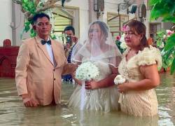 La ceremonia se realizó mientras Filipinas enfrenta fuertes lluvias e inundaciones.