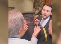 Patiño discutiendo con Olsen en la entrada del Pleno.