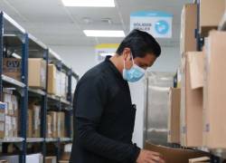 Persona revisando una bodega de abastecimiento de medicamentos.