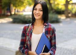 Foto referencial de mujer universitaria. La Embajada del Ecuador en Australia anunció oportunidad de beca en reconocida universidad australiana.