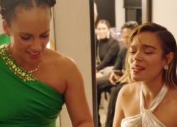 Ambas artistas cantaron “Try Sleeping with a Broken Heart”.