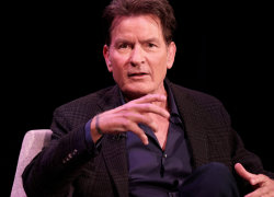 Charlie Sheen recuerda cuando su padre lo entregó a la policía en medio de sus adicciones.