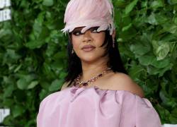 Una mujer fue arrestada tras presuntamente disparar contra la vivienda de Rihanna en Beverly Hills.