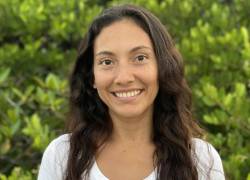 Ecuatoriana Paola Sangolquí es premiada con el 'Oscar verde' en Londres por proteger aves de Galápagos