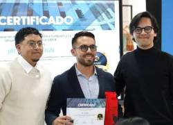 Persona recibiendo su certificado.