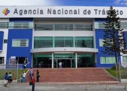 Fotografía de los exteriores de la Agencia Nacional de Tránsito.