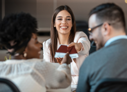 Personas obteniendo su visado en una imagen referencial.