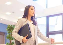 Mujer preparada para entrevista de empleo. Se hizo un llamado a las personas interesadas a participar en los concursos de méritos y oposición en el SRI para aplicar a oportunidades laborales.