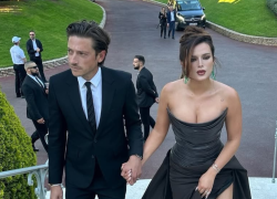 Bella Thorne sorprendió al proponer matrimonio a Mark Emms en una romántica escena.