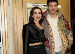 Aubrey Plaza espera su primer hijo junto al actor Chris Abbott, con nacimiento previsto para otoño.