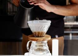 Imagen del proceso de filtrado de café en la cafetería Fankør la cuál se encuentra en el puesto número dos del ranking de Sudamérica y en el once de todo el mundo.