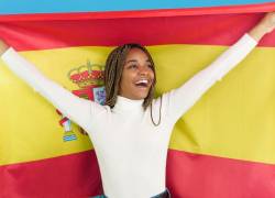 Imagen ilustrativa sobre extranjeros buscando conseguir la nacionalidad española por residencia, la cual tiene varios requisitos que deben ser cumplidos.