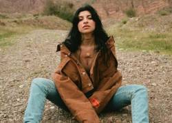 Cazzu desmiente la versión de Christian Nodal sobre cómo se enteró de su nueva relación.