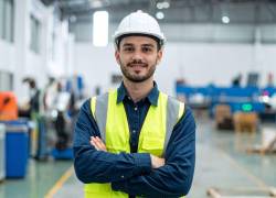 Hombre profesionales del sector acuícola posando en fábrica.