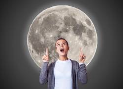 Mujer sorprendida por la Superluna.