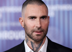 Adam Levine enfrenta una demanda por usar sin licencia un video de las Bahamas tras el huracán Dorian.