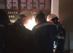 Personal de la Empresa Eléctrica Quito realizando trabajos de mantenimiento.