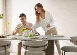 Pareja disfrutando de un espacio de comedor. Decorar cada rincón es una aventura y más cuando se trata de ese primer hogar para una pareja recién casada.