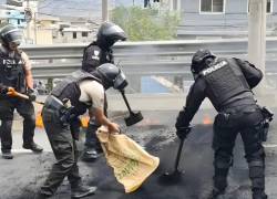 Cinco policías durante la reapertura de una vía en la Sierra Ecuatoriana.