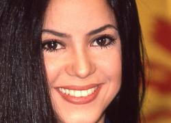 En 1996, Shakira visitó Ecuador para promocionar Pies Descalzos y fue fotografiada por Revista Vistazo.