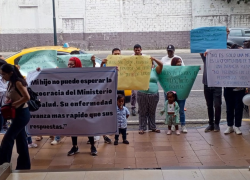 Plantón por niños con acondroplasia que no recibn sus medicinas