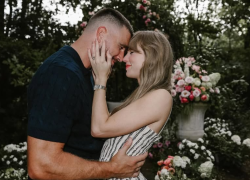 Taylor Swift confirma su compromiso con Travis Kelce tras meses de rumores.