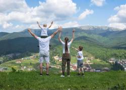 Imagen referencial de una familia disfrutando del feriado.
