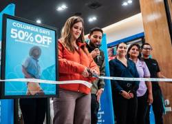 Corte de cinta en la apertura de la nueva tienda Columbia inaugurada en C. C. Riocentro Ceibos, Guayaquil.