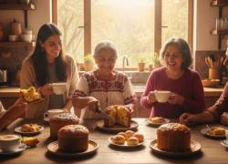 Una familia compartiendo el panettone, un sabor por excelencia navideño.