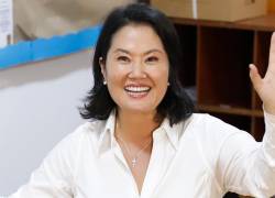 La derechista Keiko Fujimori votando en Lima, Perú.