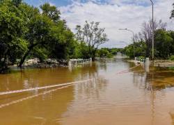 Inundación en carretera con alta temperatura.