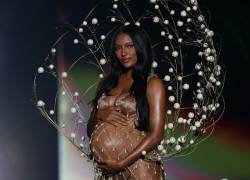 Jasmine Tookes abre el desfile con su embarazo visible, un gesto inédito que marca una nueva etapa para Victoria’s Secret.