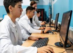 Estudiantes en sala de computación.