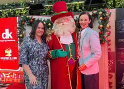Fotografía realizada durante el evento Laboratorio de Letras, en San Marino Shopping. De izq. a der.: Esthela Bernal, Administradora de San Marino Shopping; Papa Noel y Cristina Moshenek, Gerente de Asuntos Corporativos de DK.