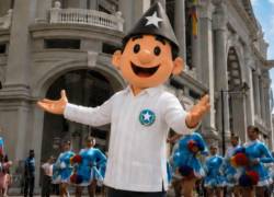 Personaje típico, Juan Pueblo, delante de desfile tradicional por fiestas julianas.