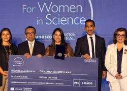 Fotografía de Andrea Orellana, durante su reconocimiento For Women in Science 2026 en Lima, Perú.
