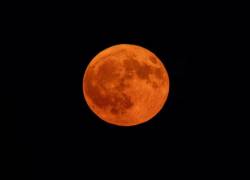 Las impresionantes imágenes que dejó la Luna del Ciervo en el cielo nocturno