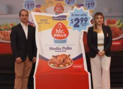 Diego Behar, Gerente Comercial del Negocio de Aves, María Elisa Valenzuela, Gerente de Marcas Aves y Cerdos, ejecutivos de Pronaca, posan durante el evento de lanzamiento de nueva tecnología para Mr. Pollo.