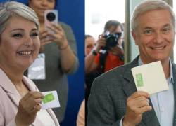 Combo de fotografías de los candidatos a la Presidencia de Chile Jeannette Jara y José Antonio Kast luego de votar este domingo. La izquierdista Jara y el ultraderechista Kast competirán por la Presidencia de Chile en una segunda vuelta el 14 de diciembre, con el 52,4 % de los sufragios escrutados.