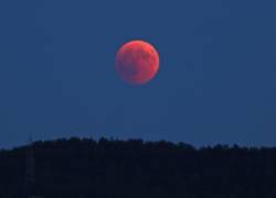 Imagen referencial de eclipse lunar con tonalidad rojiza, este fenómeno astronómico es conocido como Luna de Sangre.