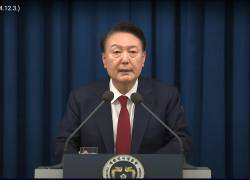 Una captura de pantalla proporcionada por KTV muestra al presidente surcoreano, Yoon Suk Yeol, declarando la ley marcial en un discurso de emergencia televisado pronunciado desde la oficina presidencial en Seúl, Corea del Sur, el 3 de diciembre de 2024.