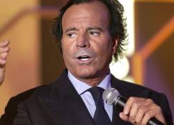 El artista español Julio Iglesias canta durante el programa de televisión Teletón en París en diciembre de 2003. El cantante ha sido demandado por dos exempleados ante la justicia española por presuntas agresiones y acoso sexual.