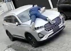 Hombre evitó el robo de su carro subiéndose al capó.