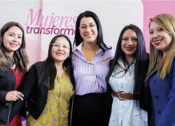 La ministra de Educación, Deporte y Cultura de Ecuador, Gilda Alcívar García (c), durante el evento del programa Mujeres que transforman, compartiendo con algunas de las beneficiarias.