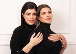 En la imagen la diseñadora de joyas María José Baquerizo Queirolo posando con su mamá Rosanna Queirolo, quien inspiró su colección debut de joyas, llamada EREDITÀ, colaboración María x Guillermo Vázquez.