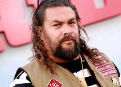 Jason Momoa reaparece sin barba después de seis años y el video se vuelve viral.