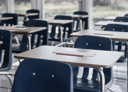 Foto referencial de un aula de clases vacío.