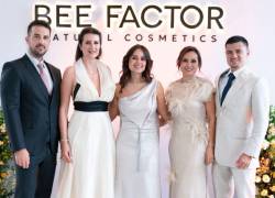 Lanzamiento de Bee Factor. En la foto posan Christos Kostarelos y Aliki Makri, fundadores de la marca de cosmética griega, así como los representantes en Ecuador, Jona Leiva, Alexandra Pazmiño y Joseph Leiva.