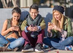 Adolescentes utilizando redes sociales. (Foto referencial)
